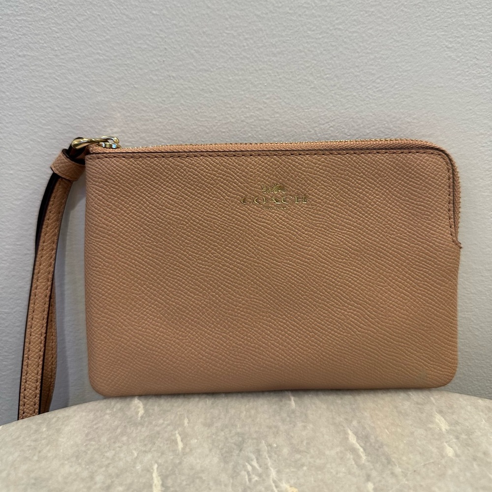 Coach Outlet Corner Zip Wristlet (Pink/Cream)